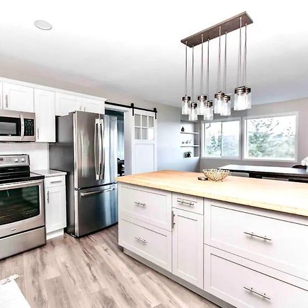 Stunning Home With Amazing Views Near The City Victoria Eksteriør billede